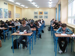 Uczestnicy konkursu podczas rozwiązywania testu.