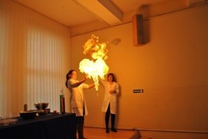 Pokazy chemiczne dla uczestników półkolonii.