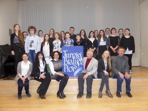 Finaliści XXXIV Turnieju Białych Piór wraz z jurorami i organizatorami Turnieju.