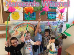 Nareszcie Wiosna! - cieszące się dzieci