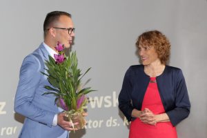 Magia Jubileuszu - zdjęcie - wręczenie kwiatów Pani Dyrektor