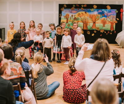 Koncert "Jesienne dźwięki" w obiektywie - zdjęcie dzieci, śpiewają