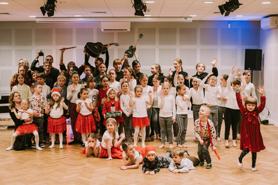 "Spotkajmy się przy stole" w obiektywie - koncert muzyczno-taneczny - zdjęcie