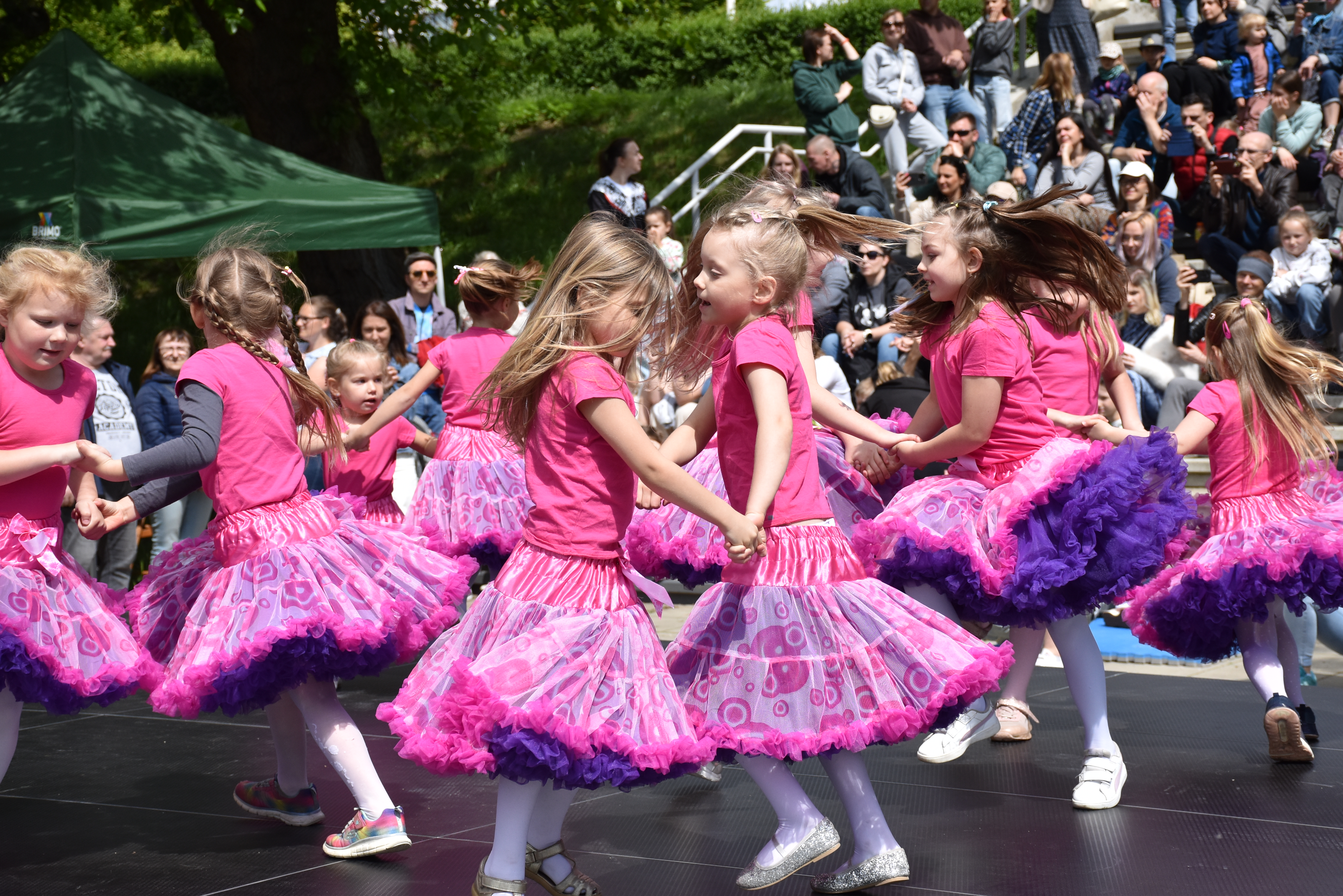 tańczące dziewczynki podczas festynu