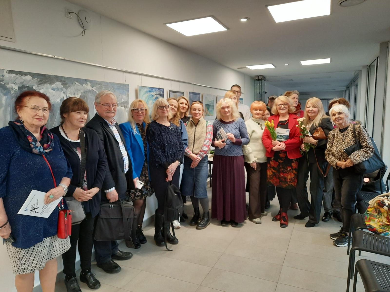 Zdjęcie przedstawia uczestników wernisażu