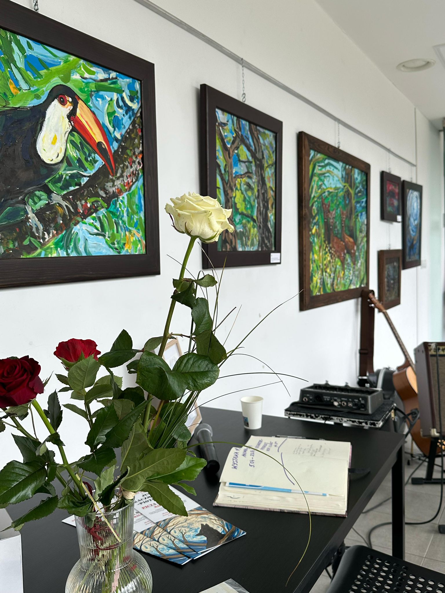 kilka obrazów z wystawy PICTA ANIMALIA w Galerii pod Arkadami