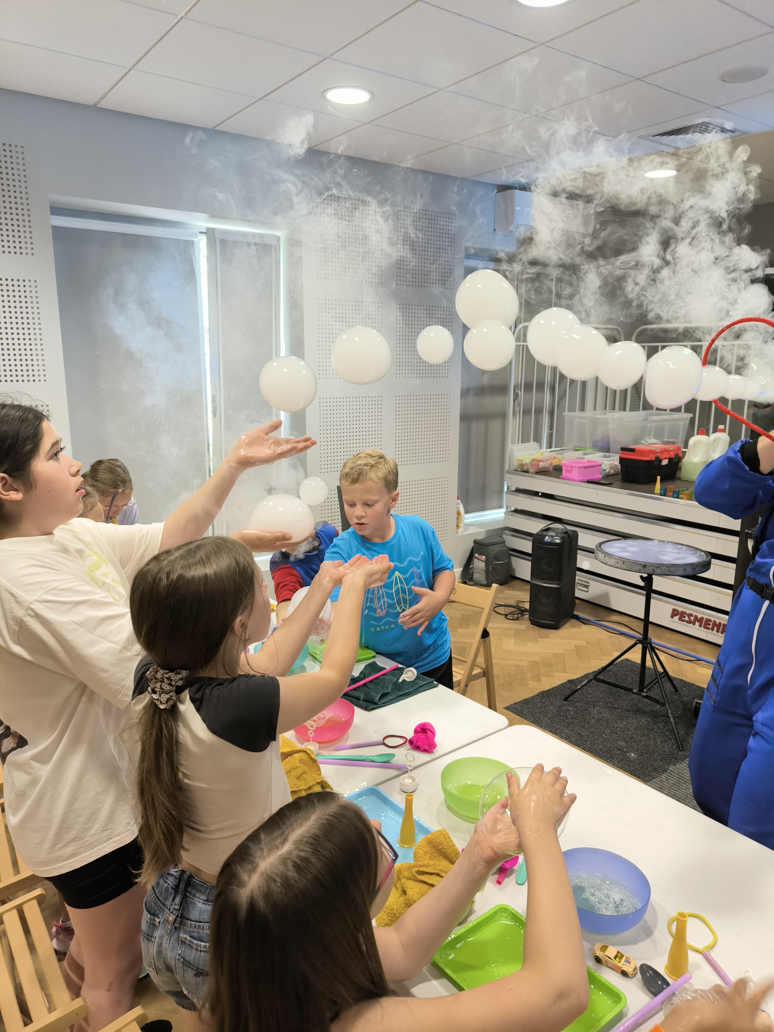 Dzieci z turnusu I z balonami