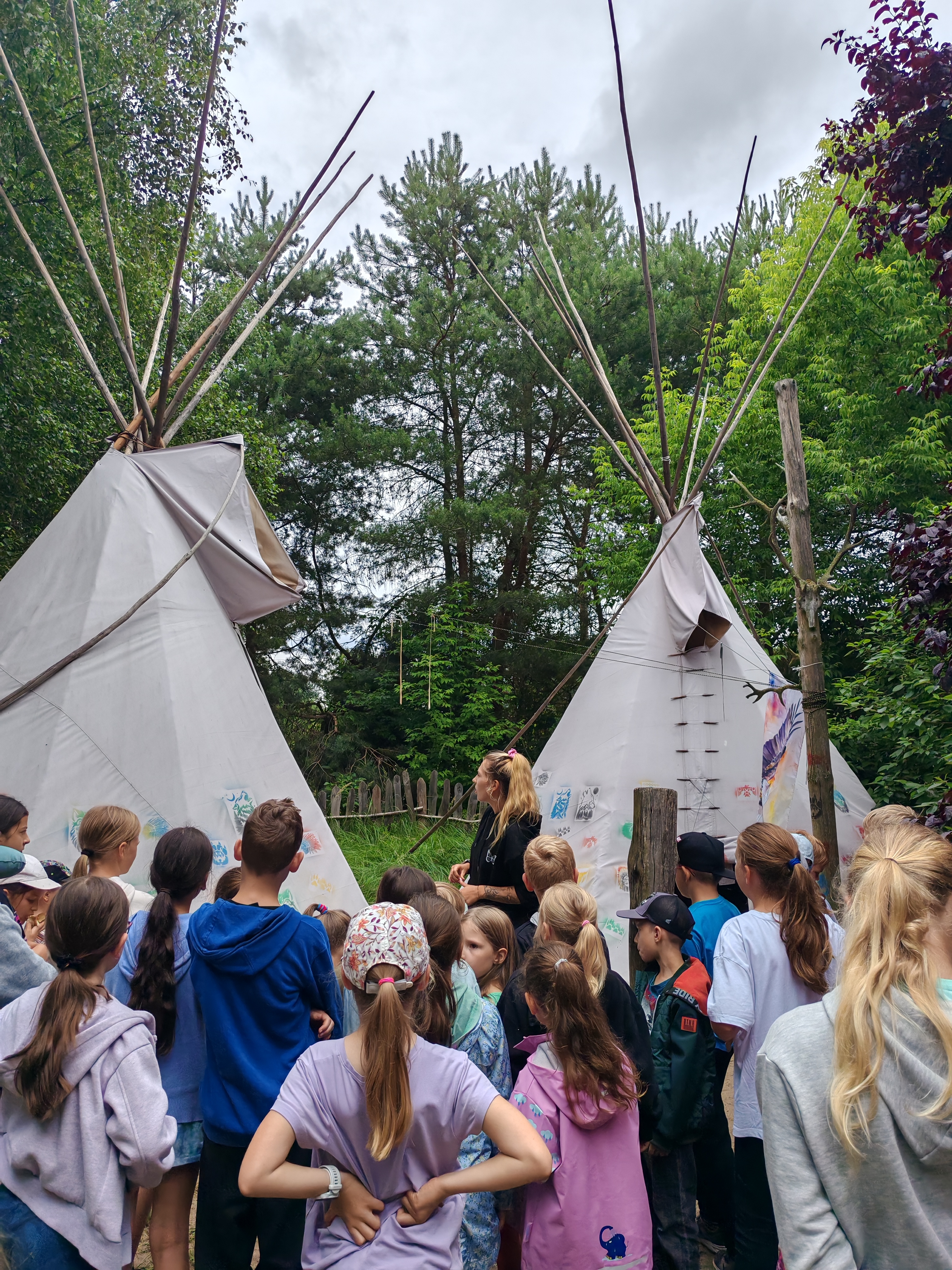 Półkolonie letnie 2025 - fotorelacja z turnusu II - zdjęcie dzieci i dwóch wigwamów