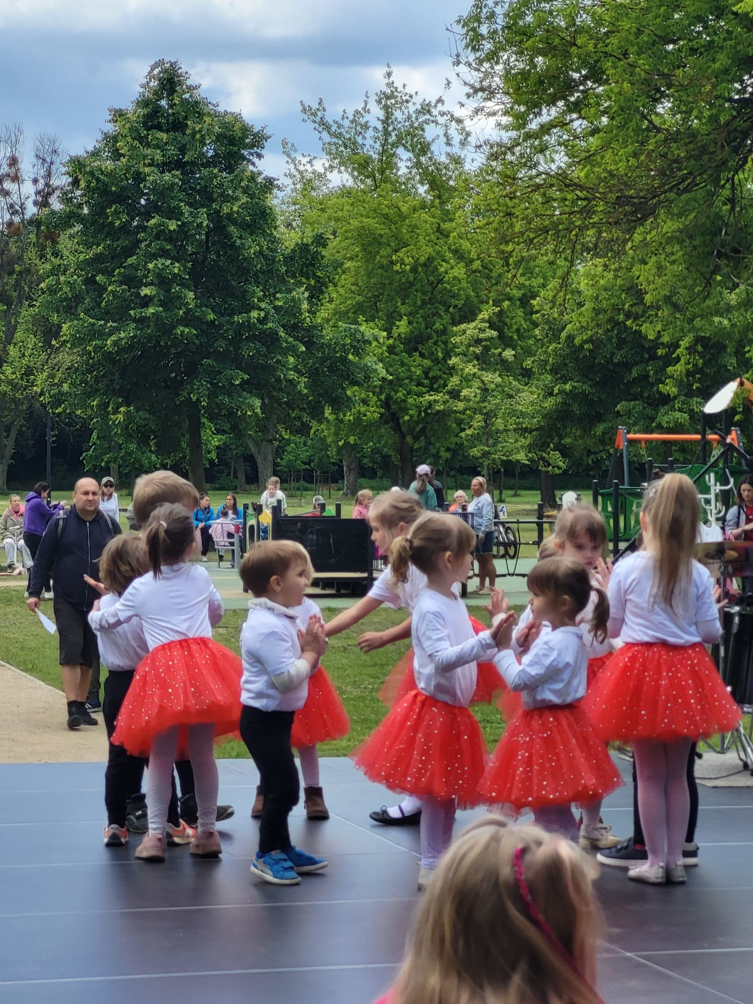 Artystyczny Klub Przedszkolaka zdjęcie tańczących dzieci