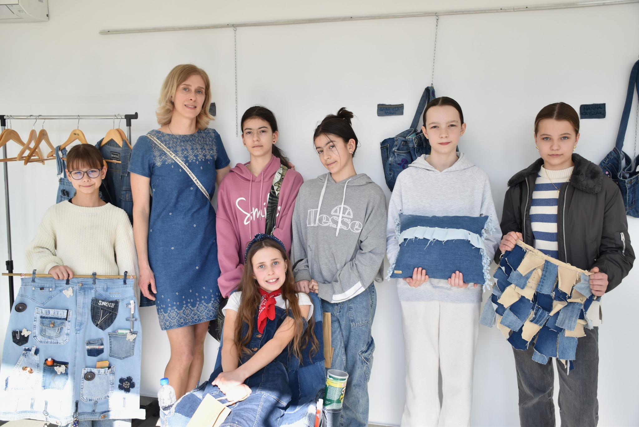 "Nowe życie jeansu" - wyniki konkursu - zdjęcie przedstawia uczestników