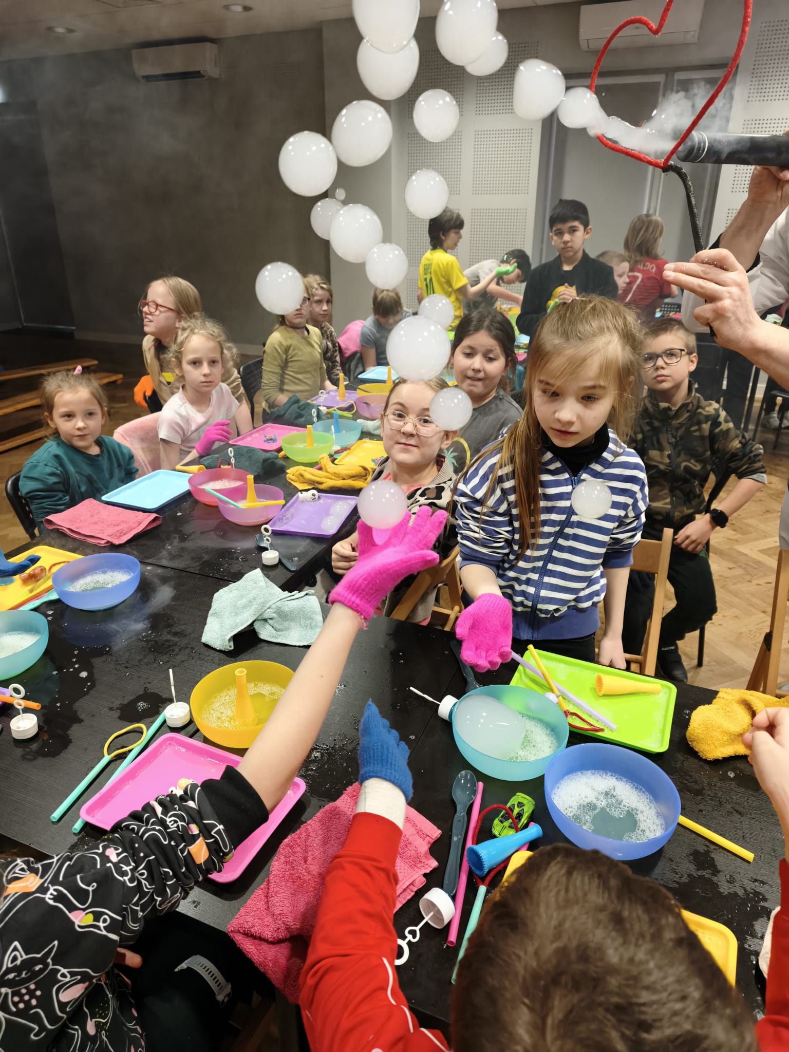 Zdjęcie przedstawia dzieci uczestniczące w półkoloniach