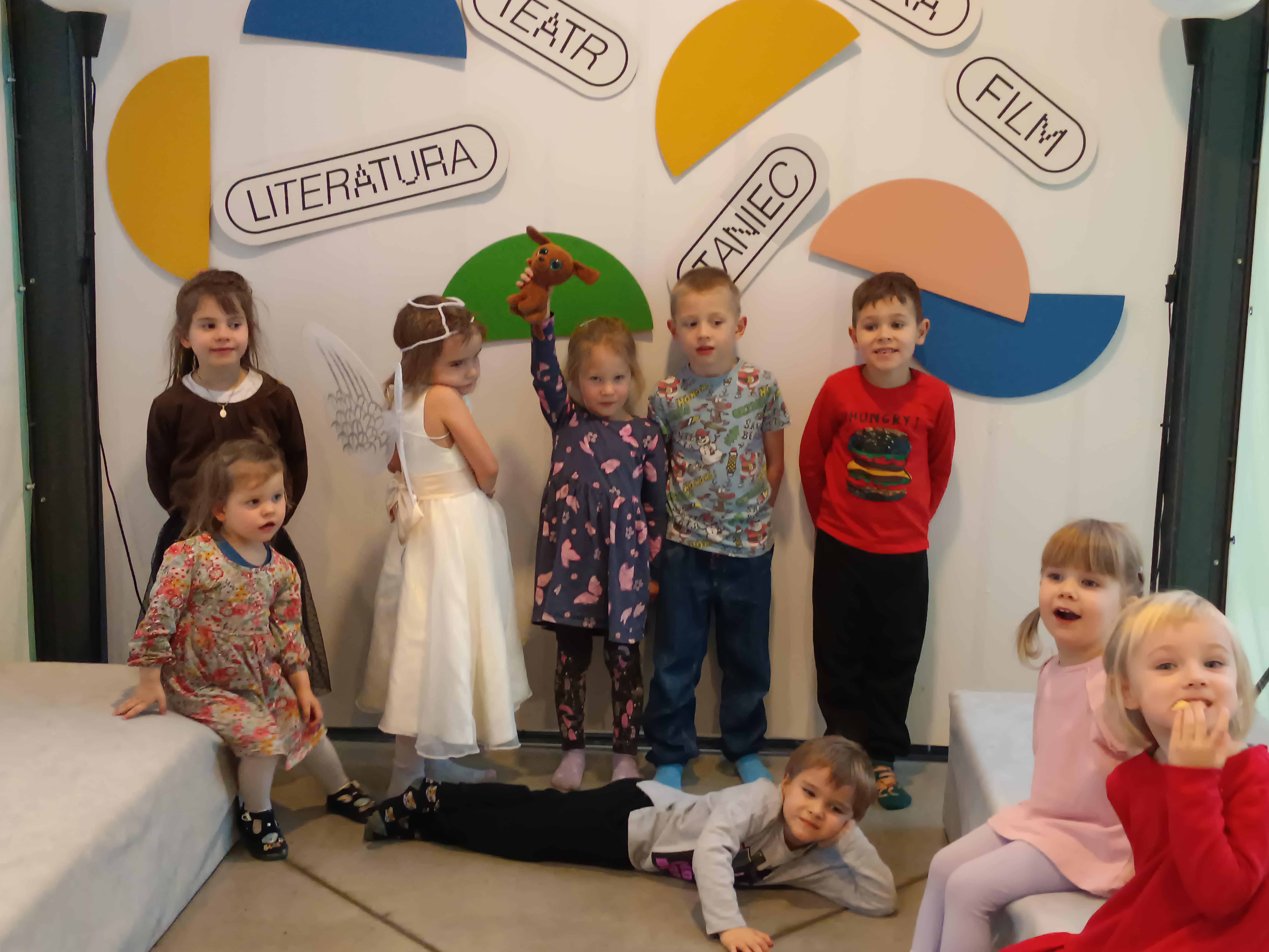 Maluch z AKP na zdjęciu