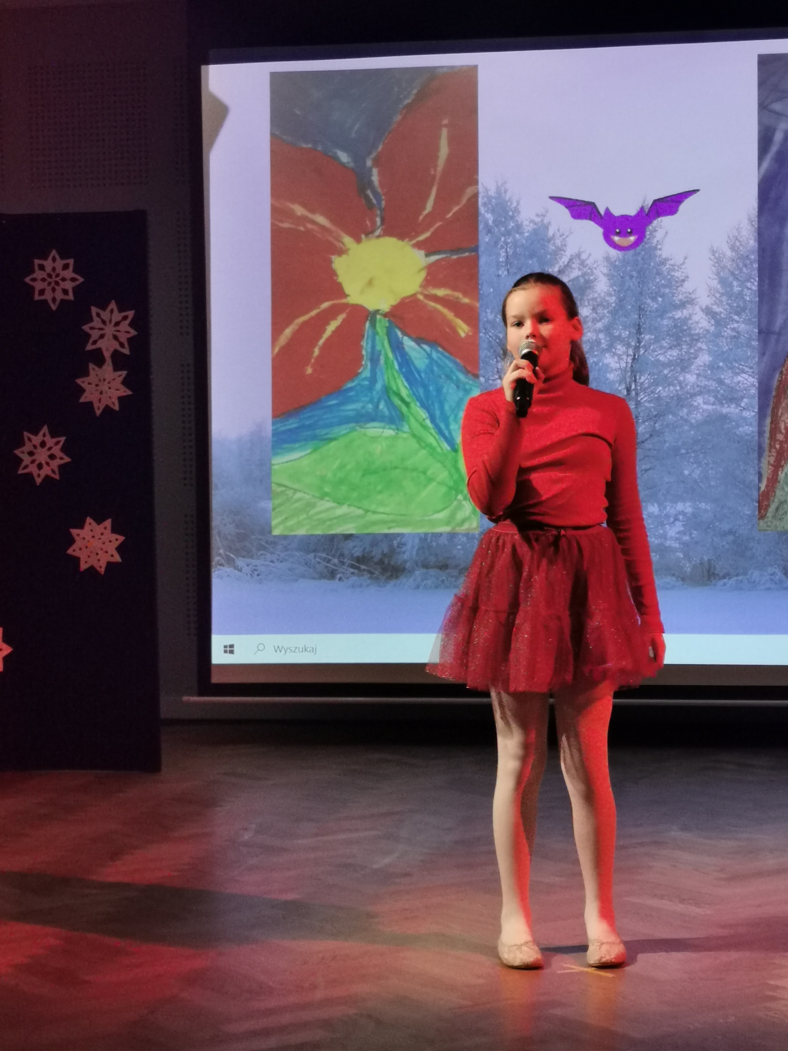 Śpiewajmy i Grajmy Mu 2025 - zdjęcie dziewczyny śpiewającej kolędy