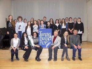 Finaliści XXXIV Turnieju Białych Piór wraz z jurorami i organizatorami Turnieju.