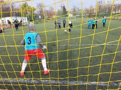 Jesienny turniej piłki nożnej - uczniowie w trakcie gry